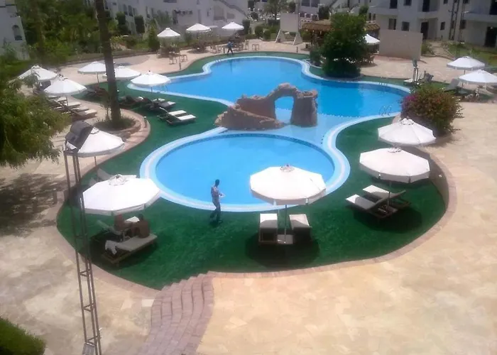 One Bed With Wide Garden At Center