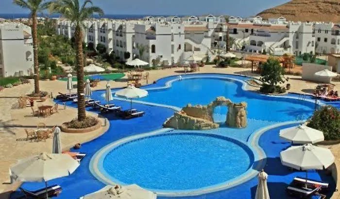 One Bed With Wide Garden At Center *