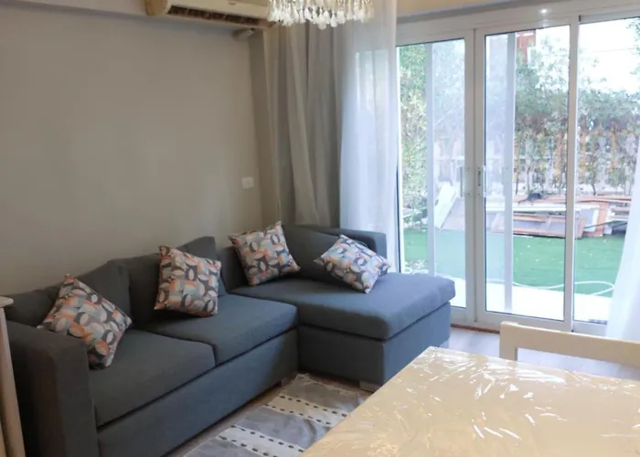 One Bed With Wide Garden At Center